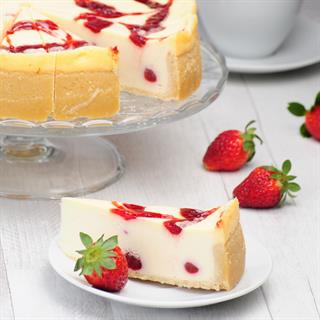 Классический чизкейк New York с вихрями из пюре из натуральной клубники.