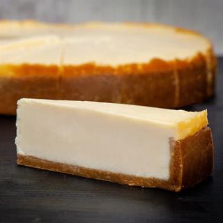 Классический чизкейк New York из творожного сыра на тонком сливочно-песочном корже.