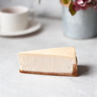 Классический чизкейк New York из творожного сыра на тонком сливочно-песочном корже.