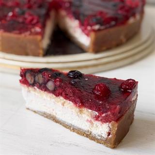 Нежнейший чизкейк из творожного сыра на сливочно-песочном корже, усыпанный лесными ягодами в желе.