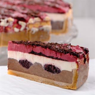 Нежный чизкейк с творожным сыром и тёмным шоколадным слоем, вишневым сиропом и кусочками вишни.