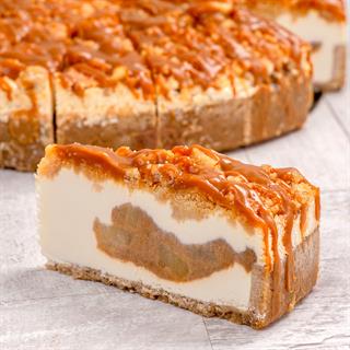 Нежнейший чизкейк из творожного сыра с начинкой из яблока с корицей, со слоем хрустящей крошки печенья, залит толстым слоем карамели