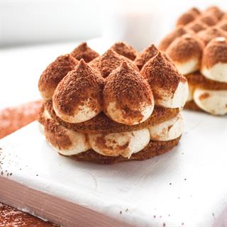 Пропитанный кофе с ликером бисквит и нежный крем из свежего сыра маскарпоне.