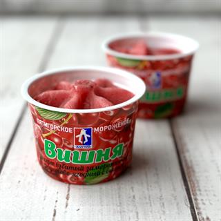 Десерт взбитый замороженный фруктово-ягодный в стакане с вишней. Ложечка в комплекте.