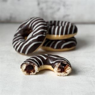 Пончик-донатс с шоколадной начинкой и шоколадной кондитерской глазурью