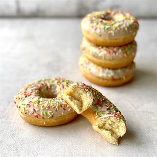 Донат ванильный глазированный с посыпкой