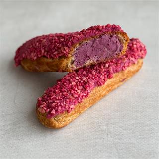 Ягодный эклер с ягодной начинкой и кремом из взбитых сливок, покрытый брусничной помадкой  