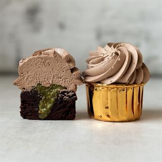 Шоколадный капкейк с начинкой "Дубайский шоколад" и воздушным шоколадным кремом.