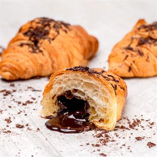 Круассан для выпекания с шоколадной начинкой. Приготовлен на маргарине.