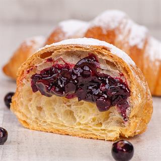 Круассан для выпекания с чёрносмородиновой начинкой