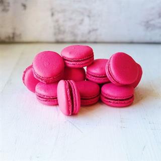 Французское миндальное малиновое печенье с начинкой.