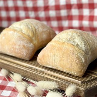 Рустикальные миничиабатты  идеальны для сэндвичей или просто как хлеб к супу или салату. Изготовлены по классическим рецептам итальянской кухни. Воздушный мякиш с крупными порами и хрустящая корочка, присыпанная мукой. Без консервантов, улучшителей и ароматизаторов. Удивляйте близких и друзей вкусной домашней выпечкой!