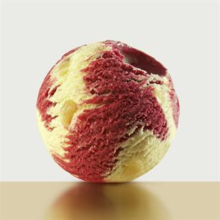 Восхитительная смесь из сорбета из красного винограда с йогуртовым мороженым с белым виноградом.