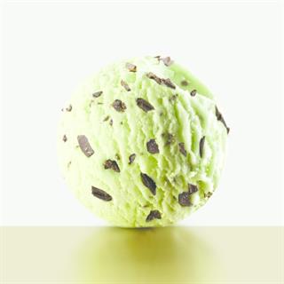 Изысканный контраст мяты и шоколада - настоящее классическое сочетание освежающего вкуса и французских традиций.Сливочное мятное мороженое с кусочками шоколада получило признание во всем мире.