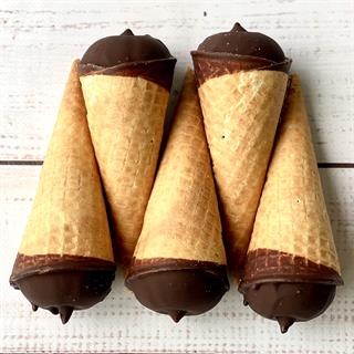 Пломбир в сахарном рожке, политый шоколадом