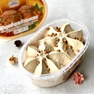 Мороженое пломбир с кленовым сиропом и грецким орехом в карамели