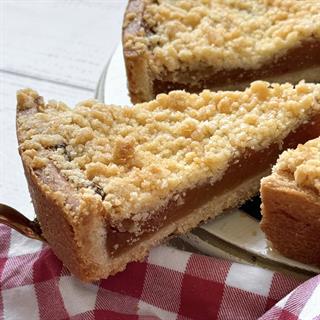 Нежное песочное тесто с толстым слоем начинки из абрикосов