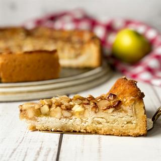 Яблочный пирог с лепестками миндаля на основе из песочного теста