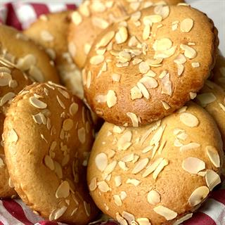 Песочный мини пирог с начинкой из марципана «Куки миндальный», украшенный стружкой миндаля.