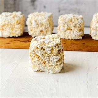 Сочетание нежного безе, легкого белкового и сливочного крема, сочного чернослива и лепестков миндаля. Торт просто тает во рту!