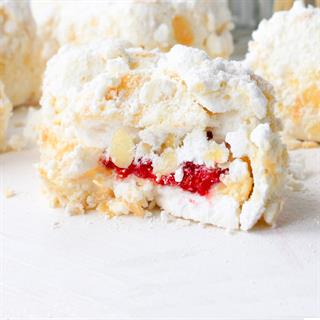 Безе, сливочный крем, слайсы миндаля, малина