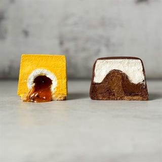 Ассорти муссовых пирожных: пирожное «Шоколадная бомба» 2 шт; пирожное «Манго-маракуйя» 2 шт