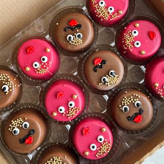 Пирожное «Шоколадная бомба» 12 шт: два слоя из белого и молочного шоколада с хрустящей сердцевиной из фундучного пралине (мужчина и женцина)