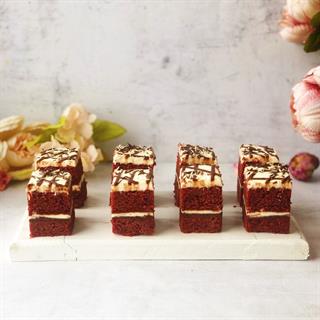 Трехслойное пирожное с шоколадными прослойками и нежнейшим сливочным кремом с белым шоколадом.