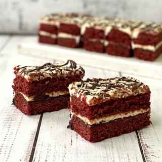 Трехслойное пирожное с шоколадными прослойками и нежнейшим сливочным кремом с белым шоколадом.