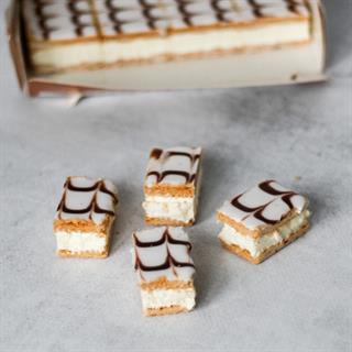 Слоеное пирожное с густым нежным кремом