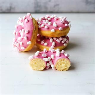 Пончик с кондитерской розовой глазурью и маршмеллоу