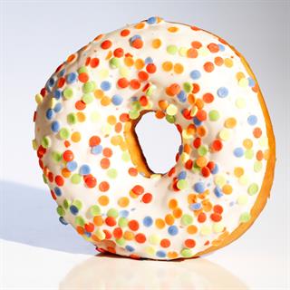 Пончики с белой глазурью и посыпкой конфетти