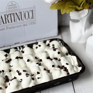 Большие профитроли с кремом из какао, в густом соусе из белого шоколада с посыпкой из темного шоколада