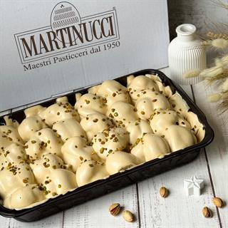 Профитроли с кремом из взбитых сливок, в густом фисташковом соусе