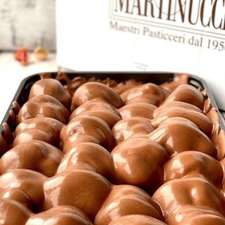 Большие профитроли из заварного теста с начинкой из свежих взбитых сливок, покрытые нежнейшим шоколадно-сливочным соусом.