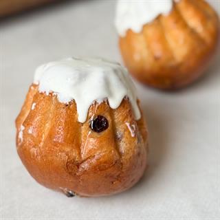 Классическая выпечка из бисквита с изюмом, пропитанного ромовым сиропом, с традиционной шапочкой из помадки.