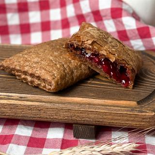 Ржаник с брусникой - это сочетание насыщенного ржаного вкуса и кисло-сладкой ягоды. Аппетитная хрустящая корочка и сочная начинка с приятной кислинкой брусники.