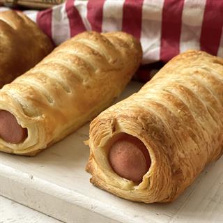 Аппетитная сосиска, завернутая в водушное, слегка хрустящее тесто. Идеальный вариант для быстрого и сытного перекуса. Необходимо выпекать.