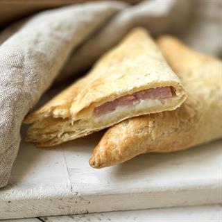 Слойка с ветчиной и сыром 