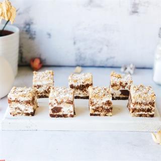 Ванильный и шоколадный бисквиты с добавлением грецкого ореха и пропитанные сметанным кремом.