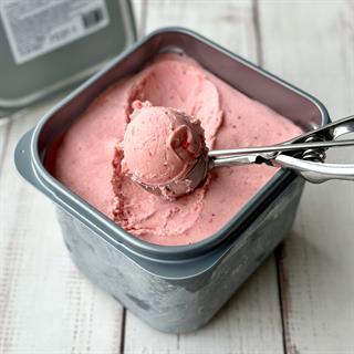 Клубничный сорбет с кусочками клубники.