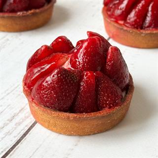 Отборная свежая клубника, выращенная под солнцем в естественных климатических условиях, наполненная витаминами, крем на основе взбитых сливок в корзиночке из песочного теста