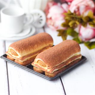 Два слоя крем-сыра маскарпоне на печенье Савоярди, пропитанном кофе. Украшено сверху какао.