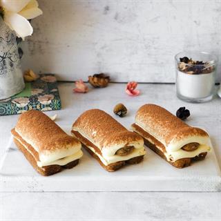 Два слоя крем-сыра маскарпоне на печенье Савоярди, пропитанном кофе. Украшено сверху какао.