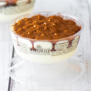 Попробуйте любимый итальянский десерт в креманке. Пропитанный кофе с ликером бисквит и нежный крем из свежего сыра маскарпоне. Для его приготовления используются только натуральные продукты и свежий сыр.