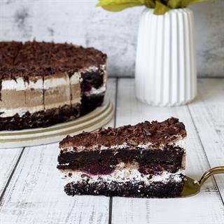 Слои шоколадного бисквита, пропитанного вишневым сиропом, чередуются со слоями крема из свежих сливок и сочных вишен. Украшен шоколадной стружкой.