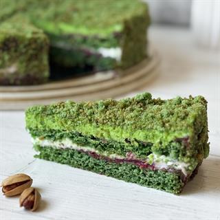 Солоноватый вкус фисташки с нежным муссом и малиновым конфитюром - невероятно сочный торт! 