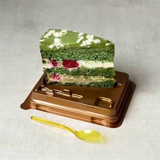 Солоноватый вкус фисташки с нежным муссом и спелой малиной - невероятно сочный торт! Сверху украшен стружкой белого шоколада. 