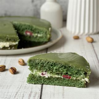 Солоноватый вкус фисташки с нежным муссом и спелой малиной - невероятно сочный торт! 