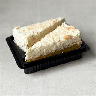 Изысканный торт из слоев кокосового бисквита, крема на основе белого шоколада, взбитых сливок и сочного слоя ананасового конфитюра с кусочками ананаса. Сверху торт украшен обжаренным кокосовым кранчем.